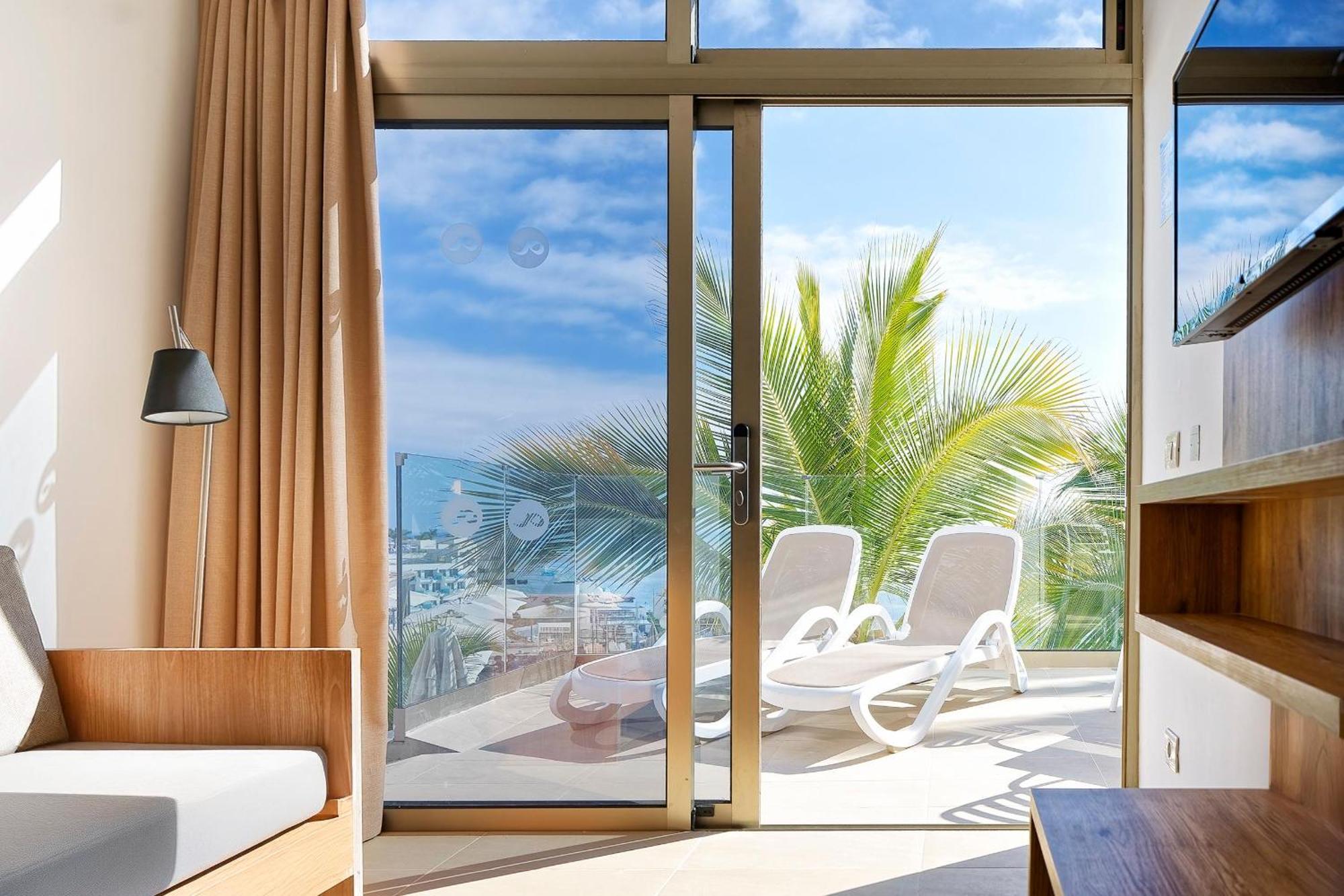 Appartamento Classico con 1 Camera da Letto, Balcone e Vista Limitata al Mare